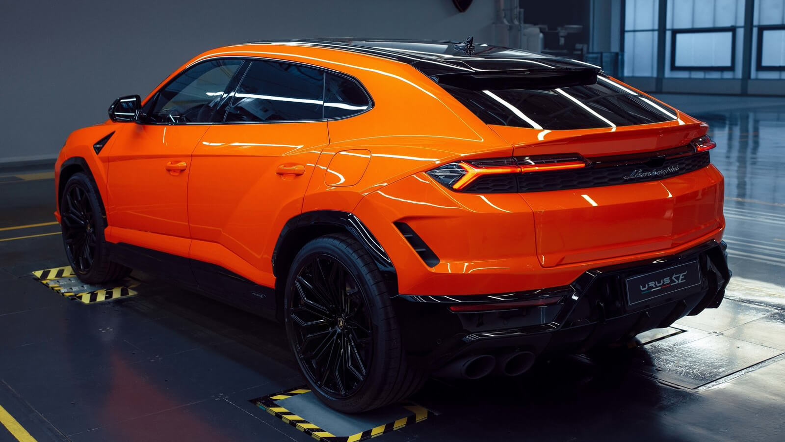 Lamborghini Urus SE prize 4